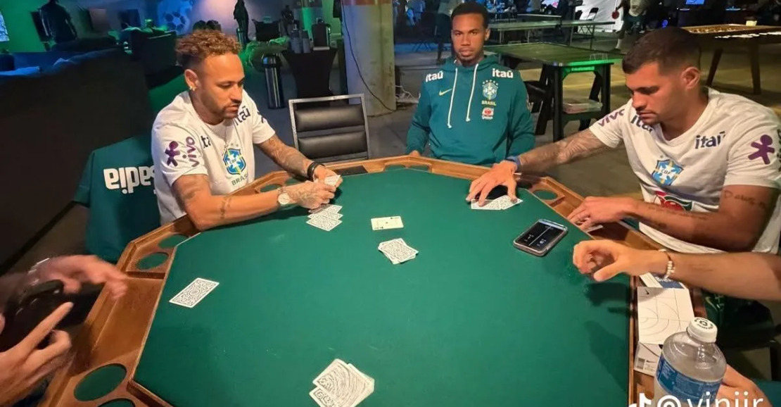 Vinícius Júnior e Neymar se divertem em jogo de poker durante concentração da Seleção Brasileira