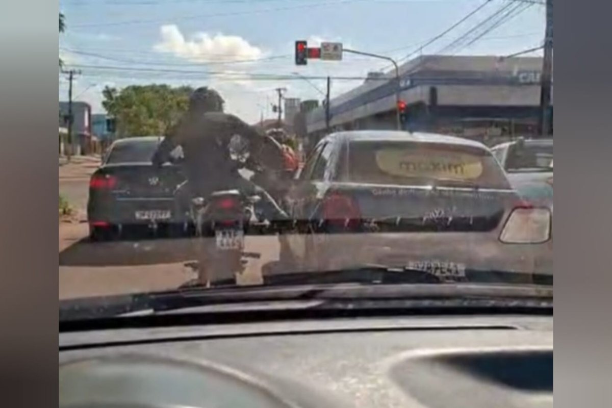 Motociclista Agride Carro com Capacete em Santarém