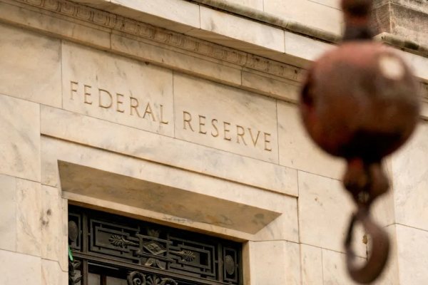 Ormuz Aberto: Impactos no Petróleo e Decisões do Fed