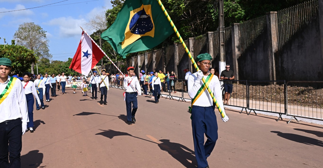 Desfile da Semana da Pátria integra escolas e comunidade no bairro Mararu