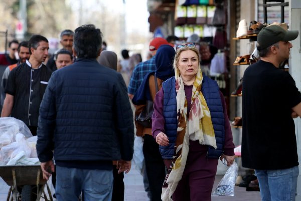 Cessar-fogo traz alívio temporário ao Irã, mas economia continua em crise