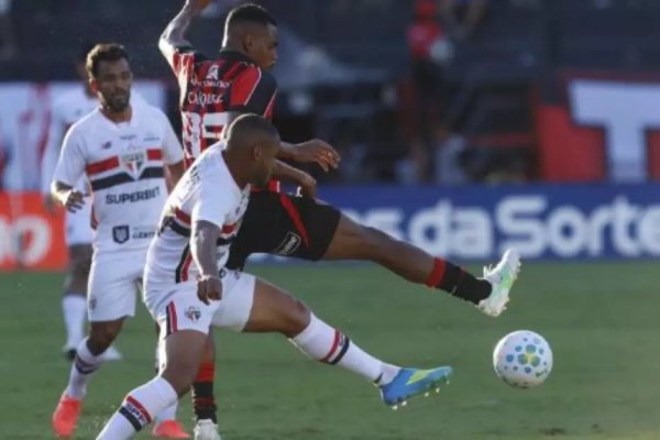 Vitória doma São Paulo no Barradão em partida marcada por expulsão e derrota tricolor