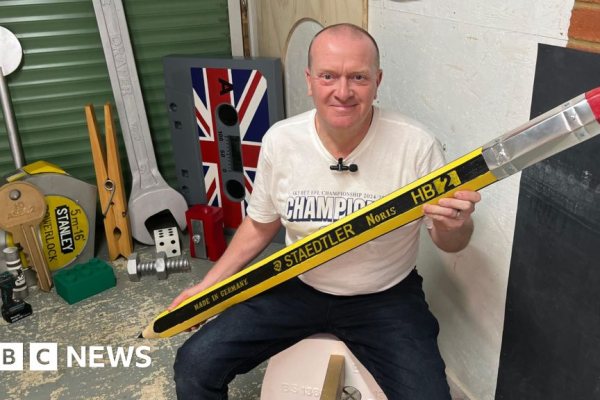 Aposentado Transforma Objetos Domésticos em Obras Gigantes e Cativa Comunidade