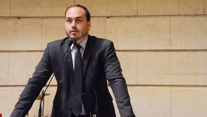 Carlos Bolsonaro critica aliados por falta de apoio a Flávio