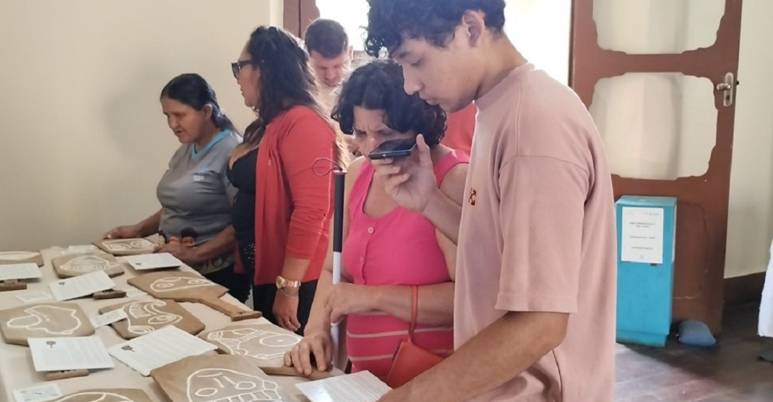 Exposição 'Anãma Tapajós' promove inclusão e emociona visitantes com deficiência visual em Santarém
